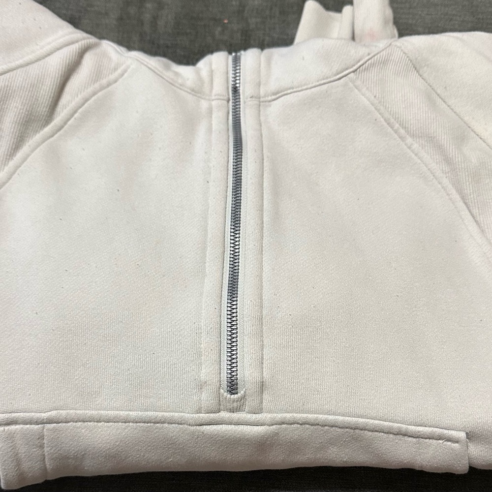Lululemon Scuba cropped in bone color